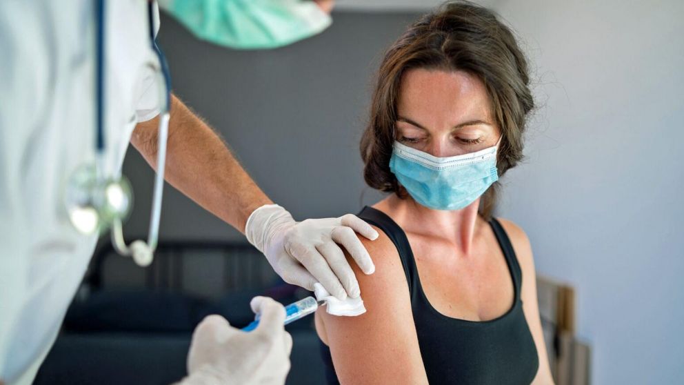 El estudio comprobó que las mujeres inmunizadas contra la Covid-19 con al menos una dosis de la vacuna experimentaron un aumento de casi un día en la duración de su ciclo menstrual durante un único periodo.