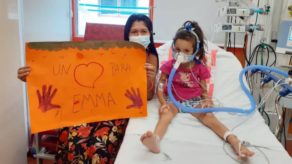 Emma junto a su mam�, por el protocolo de Covid es a la �nica que puede ve