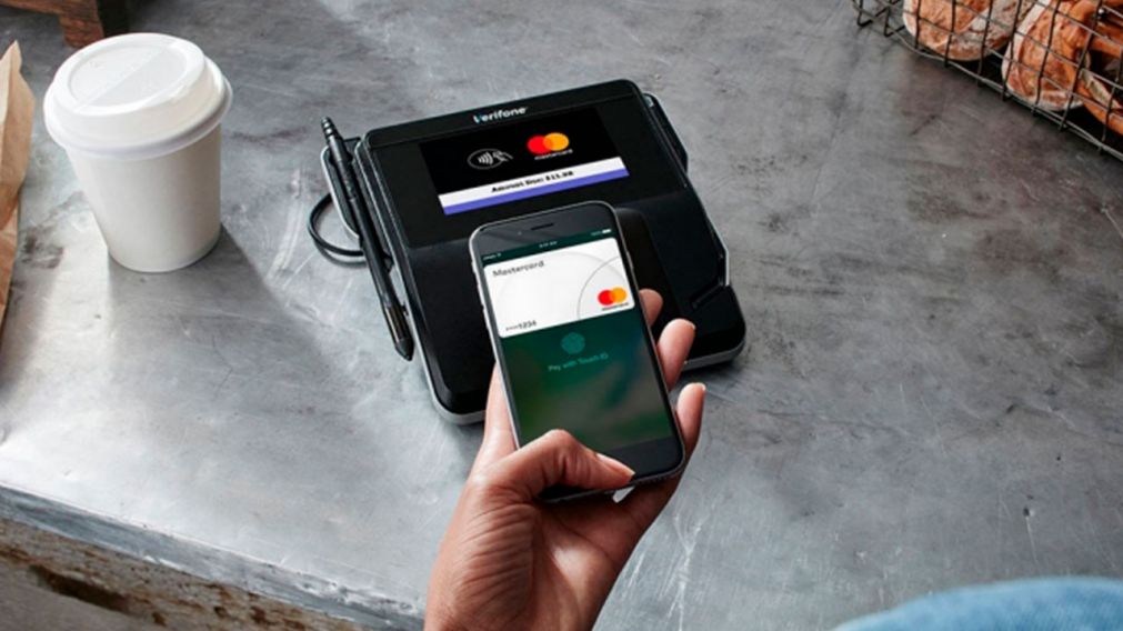 Apple Pay es un sistema de pago que reemplaza las tarjetas físicas y el efectivo en tiendas.