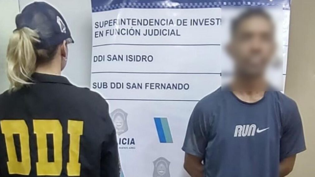 Este es uno de los sujetos que fue arrestado por los funcionarios policiales.