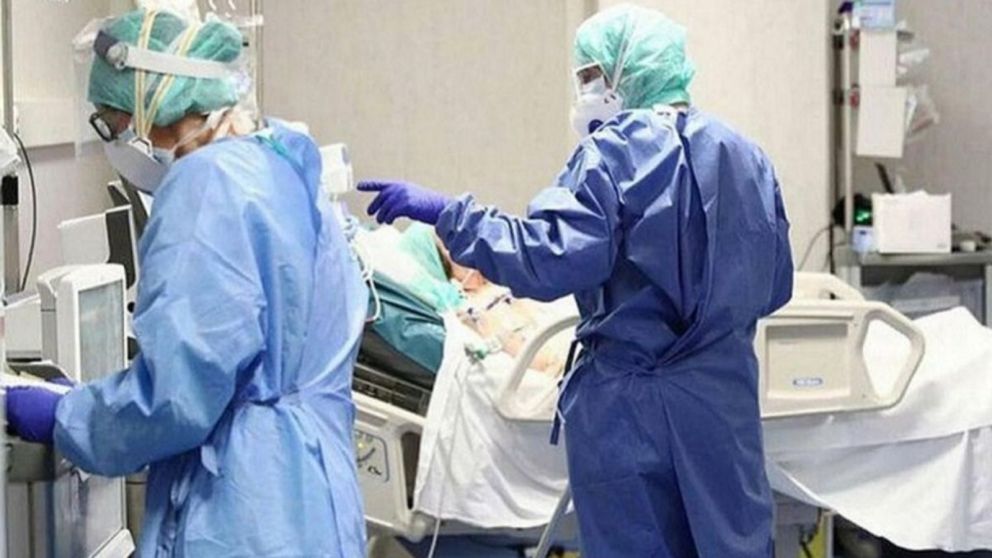 "Se ha naturalizado que la cepa Ómicron es más leve. Y es más débil pero en aquellos que están vacunados", advirtieron desde el Ministerio de Salud santafesino.