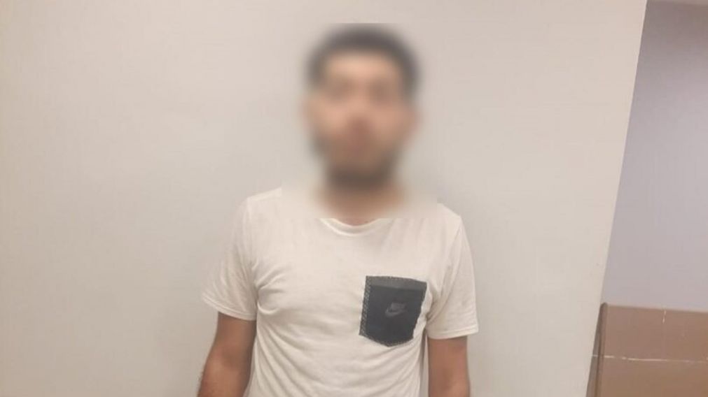 Este es el individuo que fue arrestado por los efectivos policiales por la agresión a la mujer embarazada.