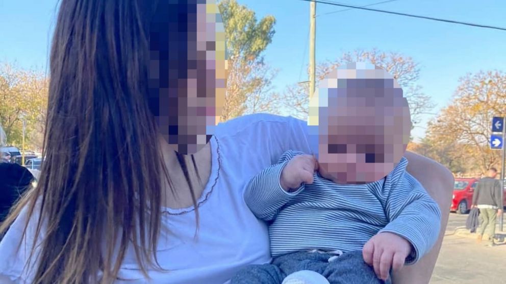 La madre de 21 años logró escapar de una situación de violencia, pero teme que no se haga justicia.