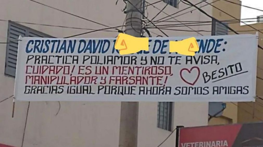 Un pasacalles en Córdoba denunció una relación de poliamor.