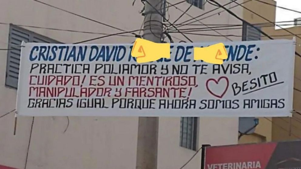 Un pasacalles en Córdoba denunció una relación de poliamor.