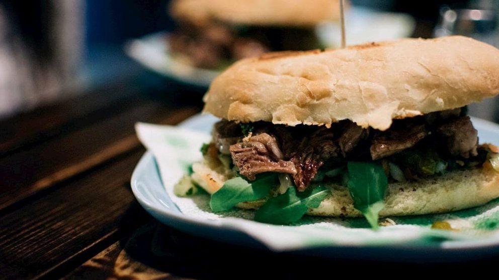 El "vacipán" al igual que el choripán es una opción para comer de paso.