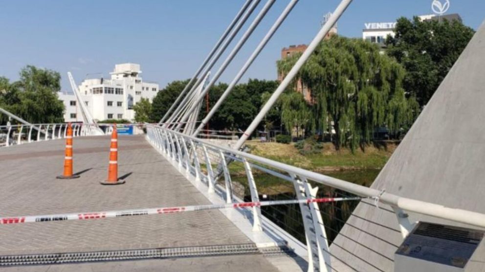 Este es el puente desde el que cayó el joven. Se investigan las causas del accidente.