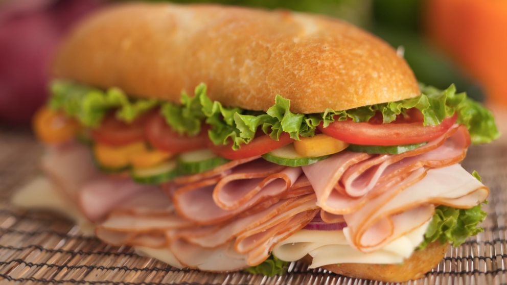 Especialistas recomiendan comer liviano para evitar golpes de calor.