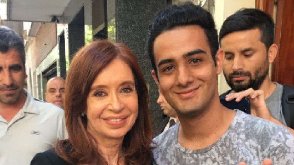 La imagen que el joven tenía de fondo de pantalla, por la que el empleado se negó a atenderlo.