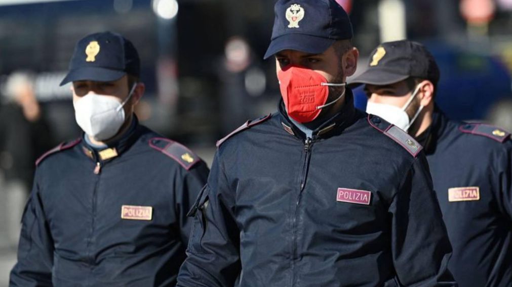 Barbijos rosas: la policía italiana protestó contra la nueva prenda del uniforme.