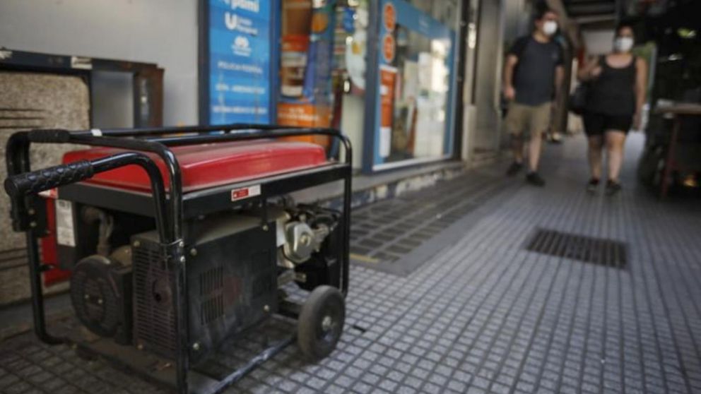 Por la ola de calor, la demanda energética en el Gran Buenos Aires provocó cortes en miles de hogares.