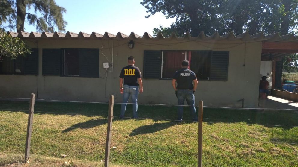 Los efectivos policiales concretaron un allanamiento en una granja para localizar al individuo.