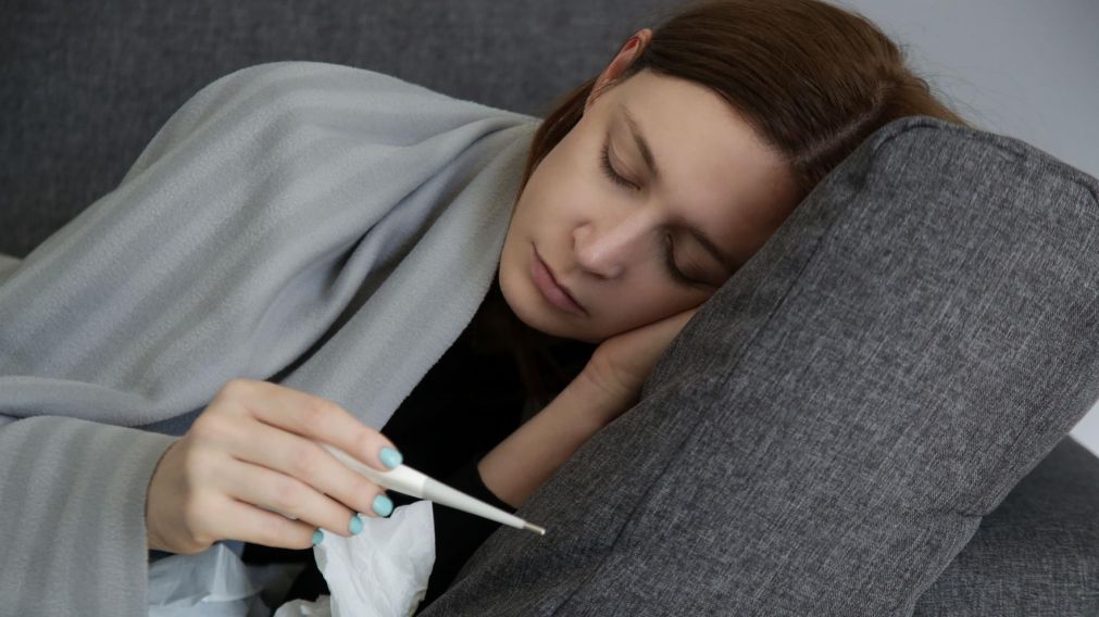 Algunos de lo síntomas de la mononucleosis son fiebre y dolor de garganta (Imagen ilustrativa).