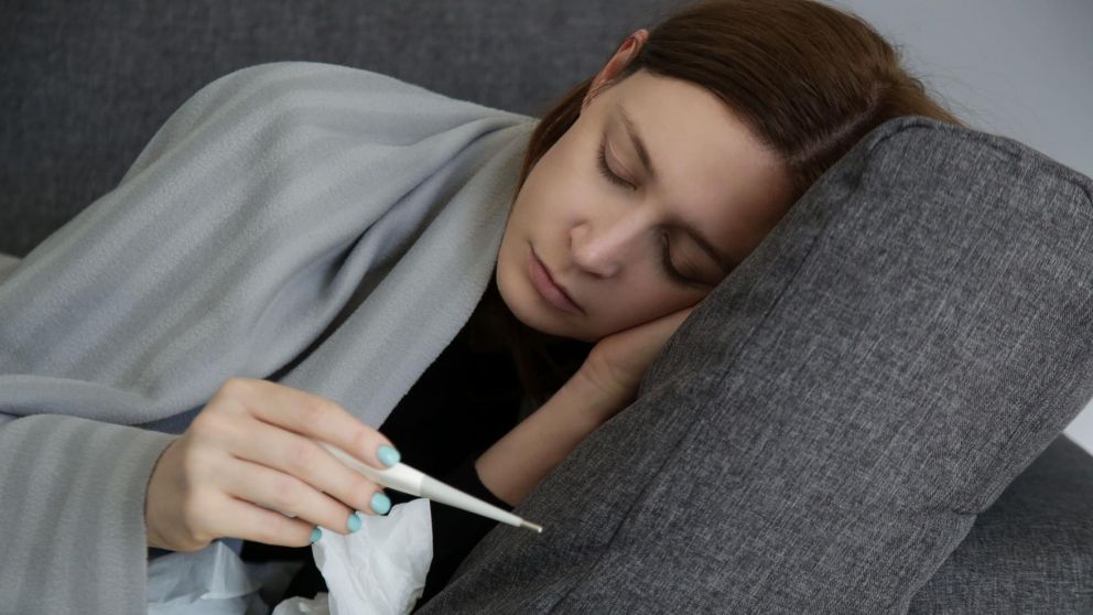 Algunos de lo síntomas de la mononucleosis son fiebre y dolor de garganta (Imagen ilustrativa).