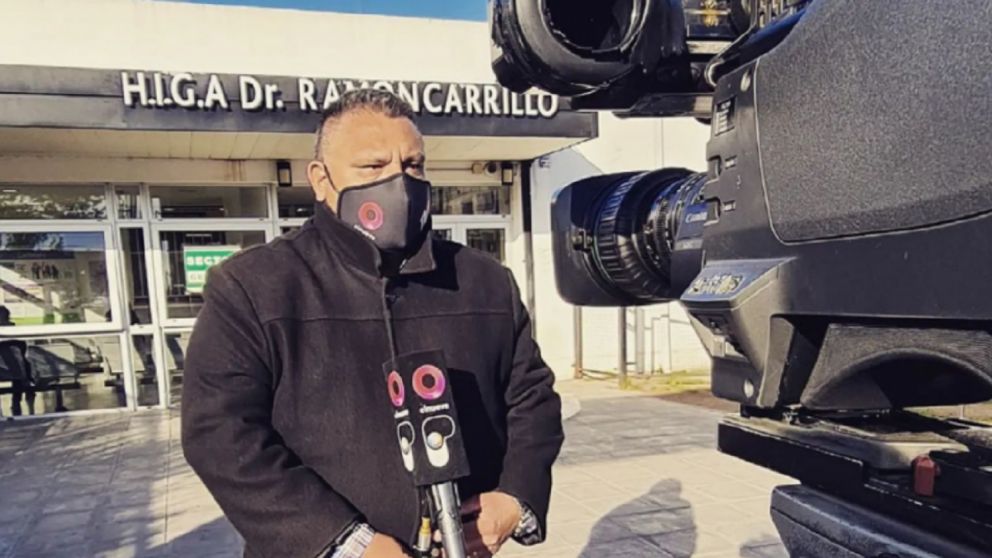 Carlos Ferrara estaba haciendo un móvil para el noticiero de Canal 9 cuando se descompensó y terminó tendido en la vereda (Gentileza Canal9).