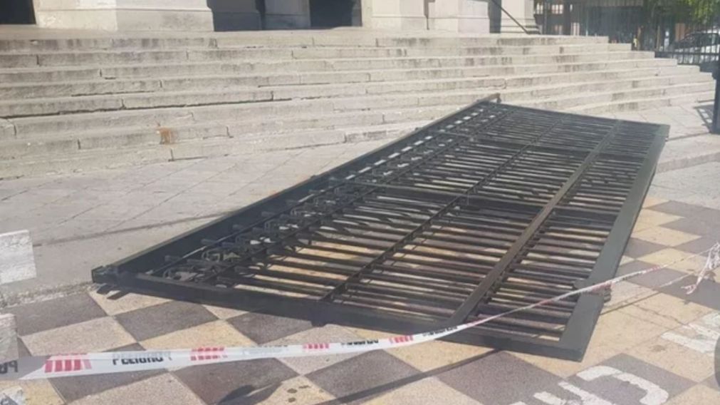 La reja que se cayó sobre el peatón.