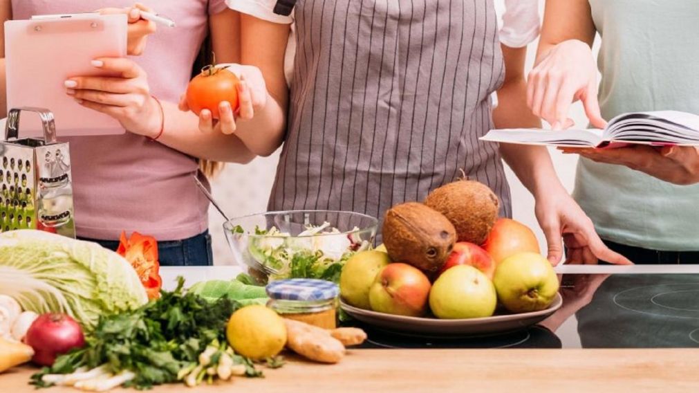 Los días de calor intenso es preferible comer alimentos frescos y saludables.