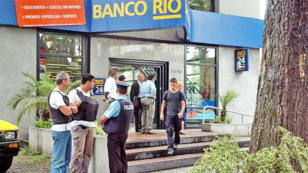Los delincuentes se llevaron 19 millones de dólares del ex Banco Río (Archivo).