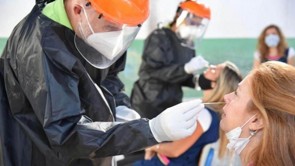 ""El volumen de contagios de ómicron complica y un tercio de los internados puede fallecer", advirtió el médico Luis Cámera.