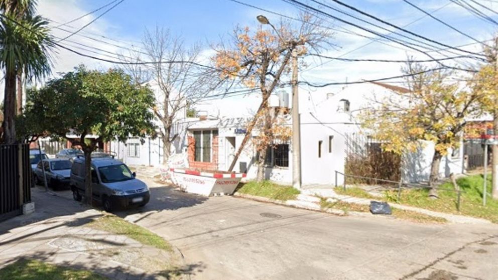 El trágico accidente ocurrió en Piaggio al 1800 en la localidad bonaerense de Castelar (Google Street View).