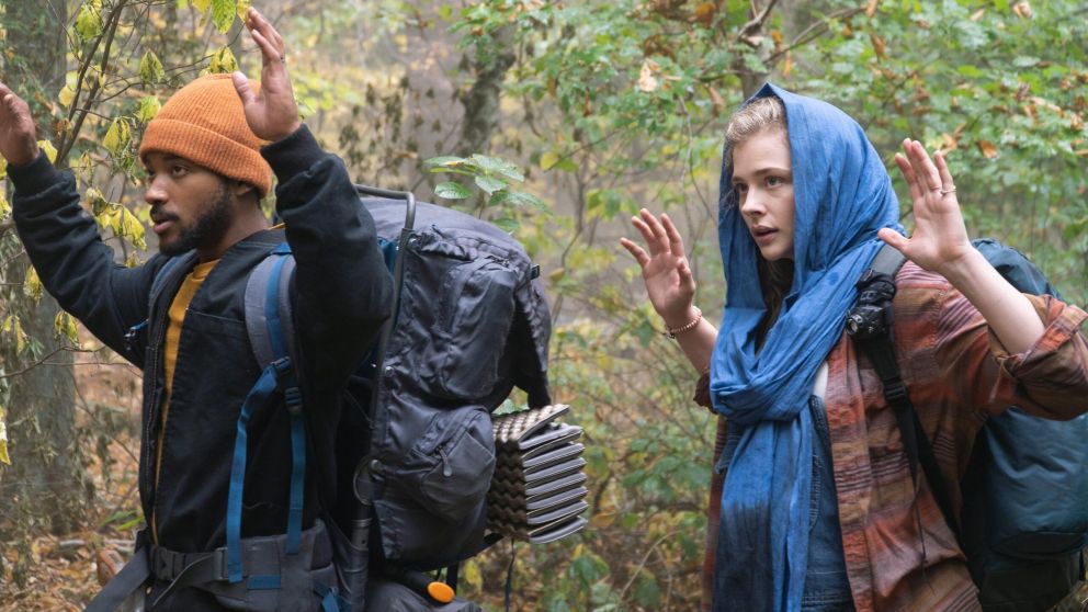 Chloë Grace Moretz y Algee Smith son los protagonistas de Madre/Androide, la película apocalíptica furor en Netflix.