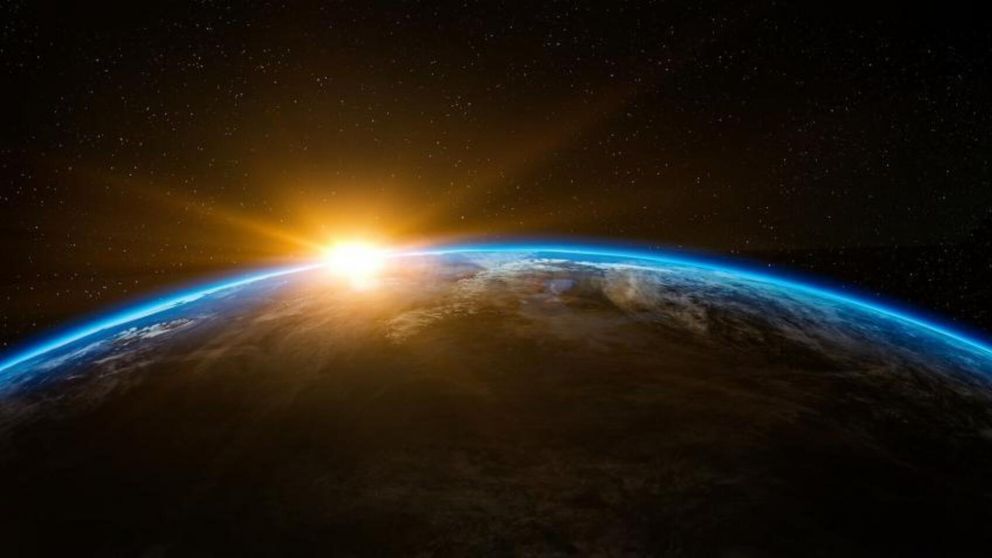 Viajero del tiempo dice venir del año 2174 y advirtió sobre tres eventos que sucederán este 2022 (imagen captura vídeo).