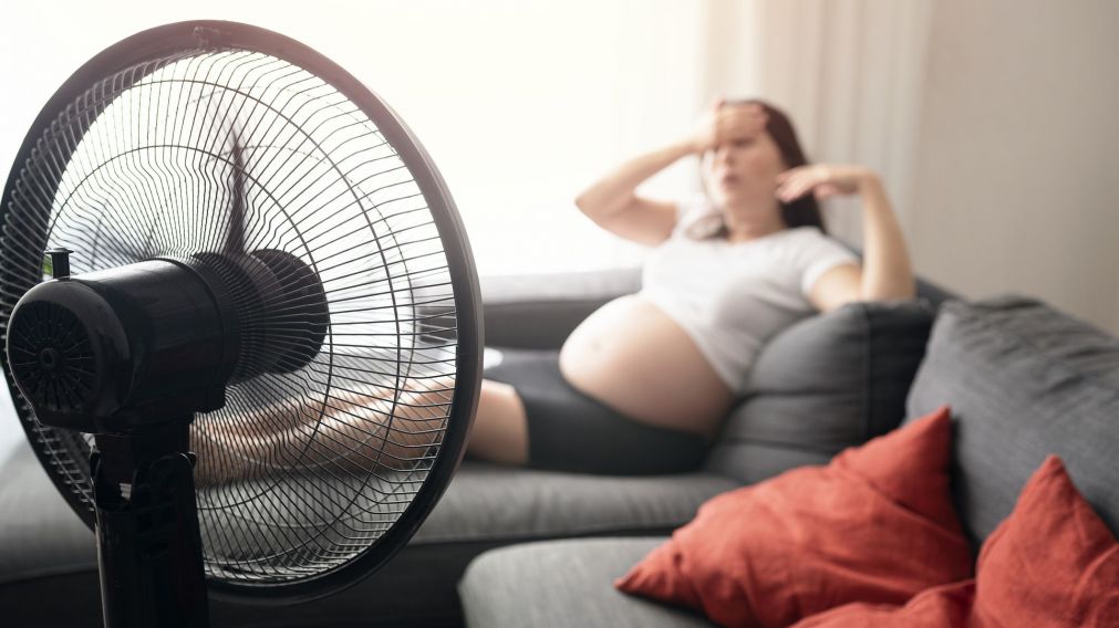 La “intolerancia al calor” es un síntoma habitual que experimentan las mujeres porque durante el embarazo la temperatura corporal es de por sí un poco más alta que la normal,