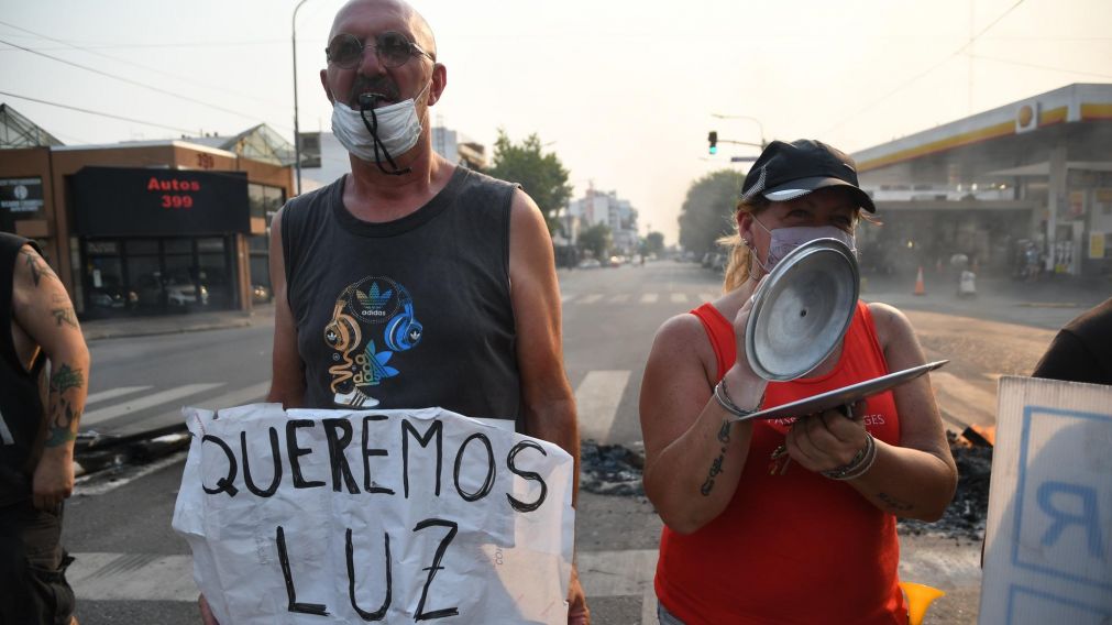 En medio de la ola de calor, miles de vecinos no tuvieron luz el martes pasado (Télam).