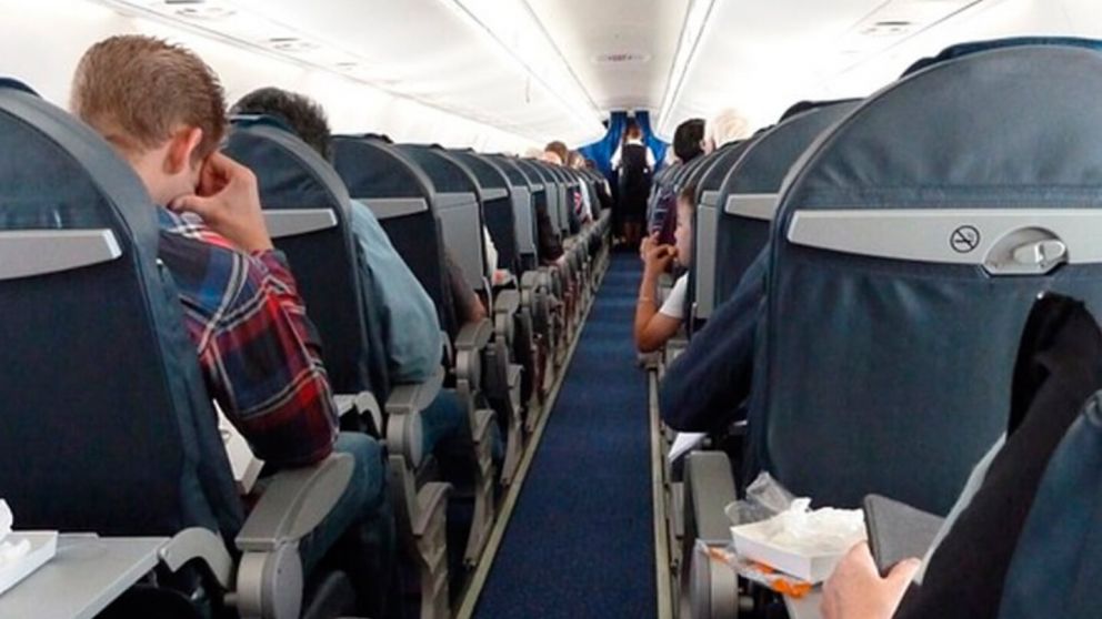 Un hombre espiaba el chat de otra pasajera del vuelo y terminó descubriendo que ella era covid positivo (imagen ilustrativa).