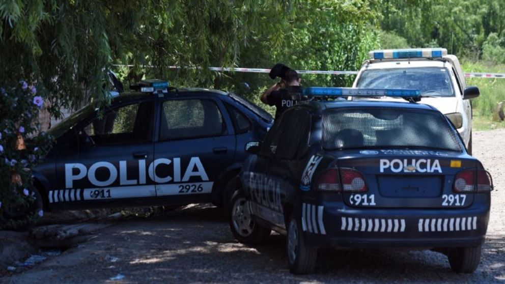 La policía trabajando en el lugar de los hechos, el tubo de gas había sido abierto
