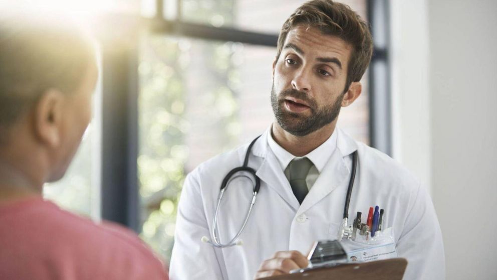 El médico no esperaba ser sorprendido por su paciente. (Imagen ilustrativa).