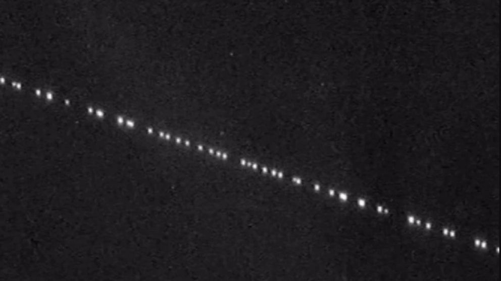 Una llamativa hilera de luces voló sobre el cielo nocturno de Argentina y Chile. Fuente: (Twitter @nacido_aC)