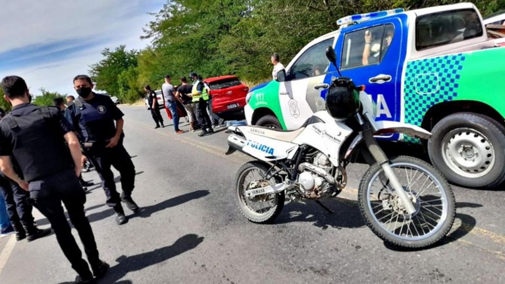 El momento de la detención de los dos sospechosos (Foto: Policía PBA).