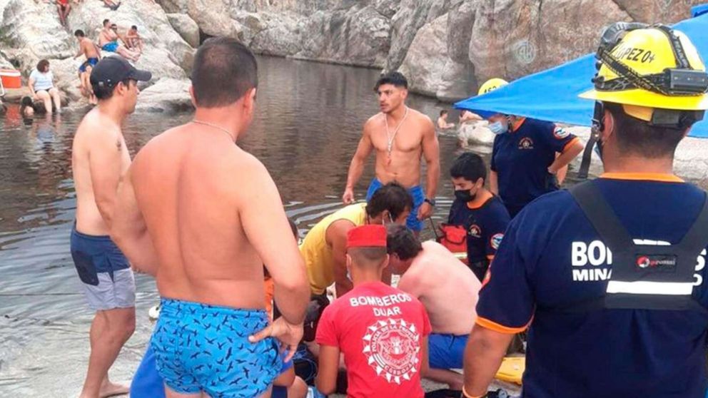 Momento en lo que los rescatistas intentan salvarle la vida al hombre desvanecido en el río