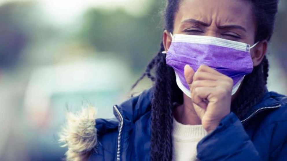 Una persistente tos seca es un s�ntoma que comparten los infectados con �micron o Delta, ambas variantes de Covid-19.