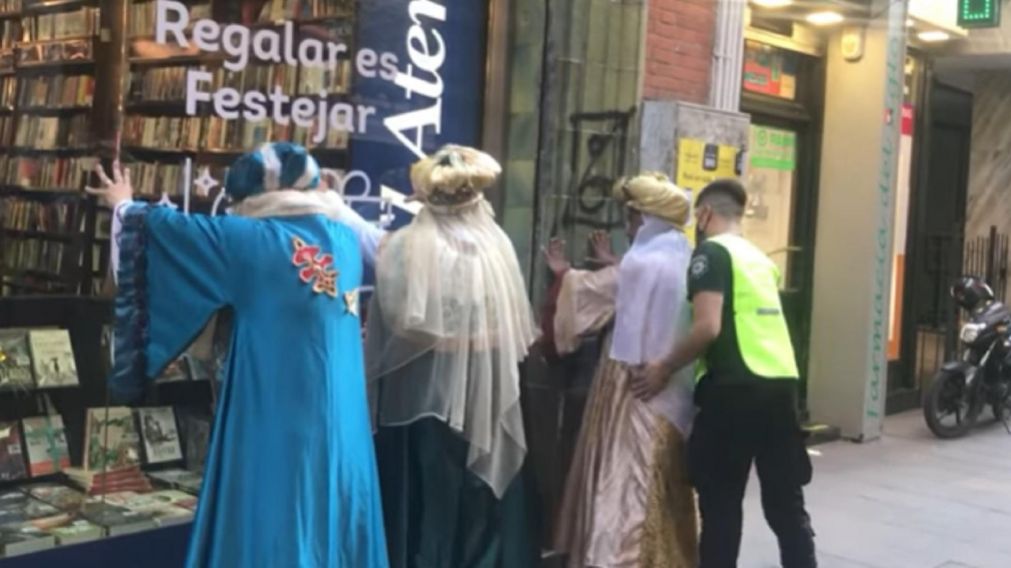 Los Reyes Magos terminaron contra la pared mientras la policía los requisaba en plena peatonal de Rosario.