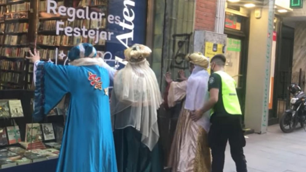 Los Reyes Magos terminaron contra la pared mientras la policía los requisaba en plena peatonal de Rosario.