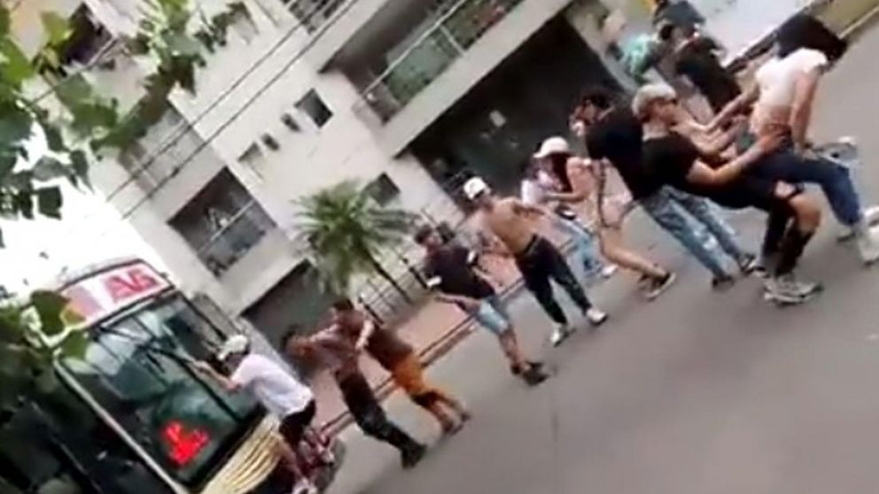 Un grupo de jóvenes frenó dos colectivos en Lanús para bailar en la calle (Captura de video).