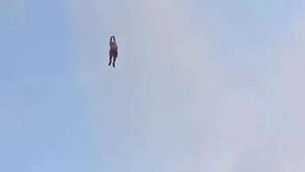 Competía con su barrilete gigante, pero por un error terminó volando por el cielo y se salvó de milagro (imagen captura vídeo).