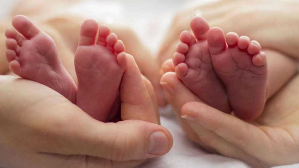 Son gemelos, pero increíblemente uno de ellos nació en el 2021 y el otro en el 2022 (imagen ilustrativa).