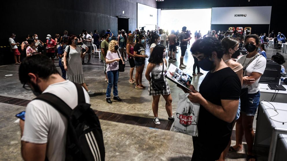 Cientos de personas acudieron a hisoparse en el centro de testeo de La Rural de Buenos Aires (Télam).
