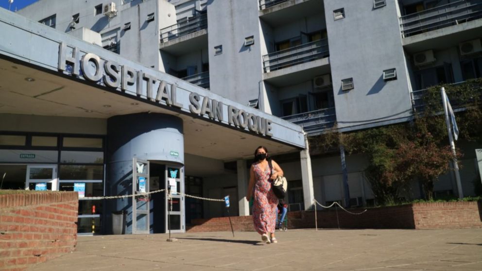 La joven fue atendida en el Hospital por la fractura en el pie.
