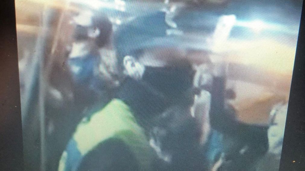 La policía en el centro de testeo tratando de controlar las agresiones de la gente que no fue atendida.