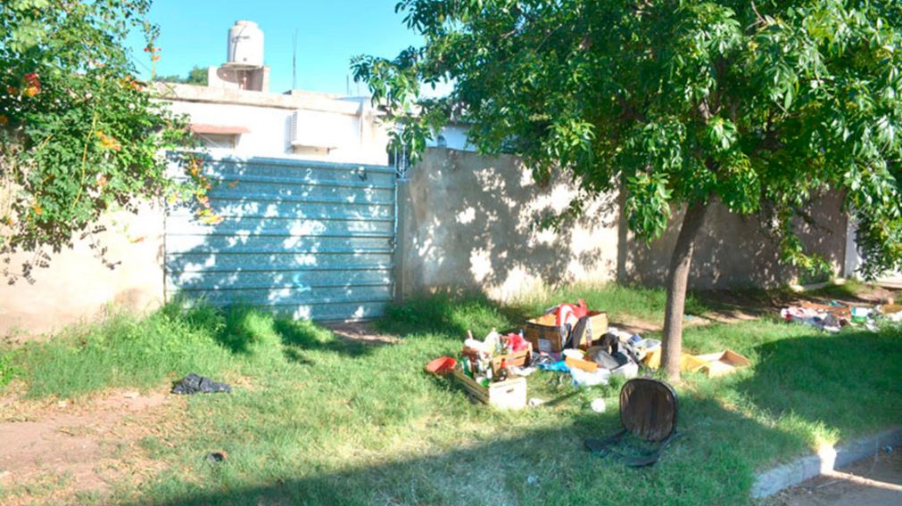 La casa donde vivían Lucio Dupuy y las detenidas, y sus pertenencias tiradas en la vereda (Gentileza El Diario de La Pampa).