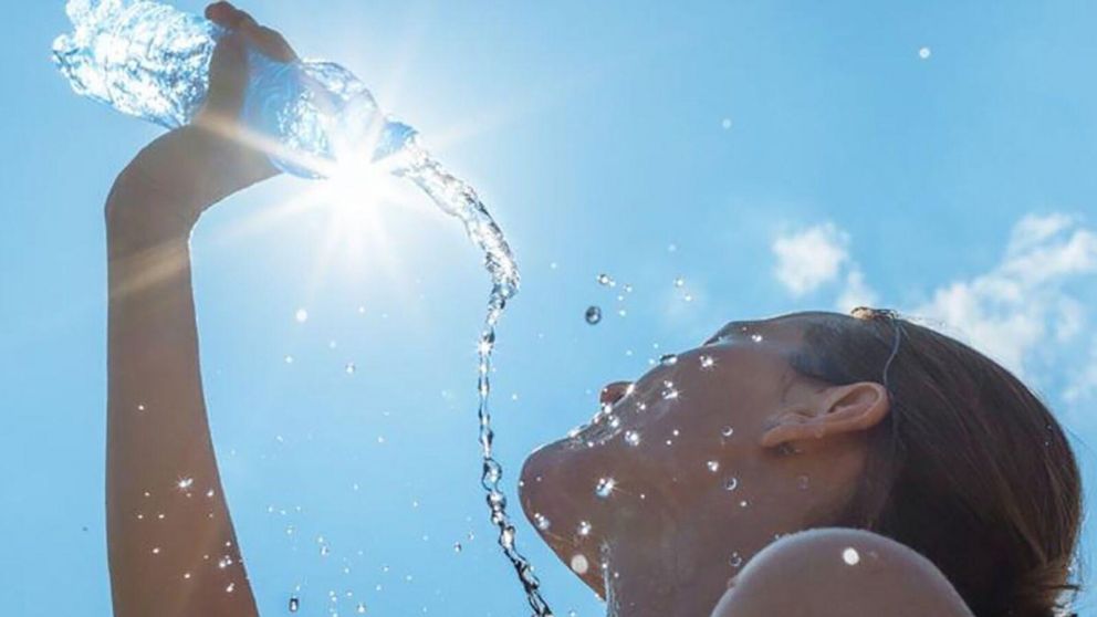Mantenerse hidratado es clave para evitar el golpe de calor.
