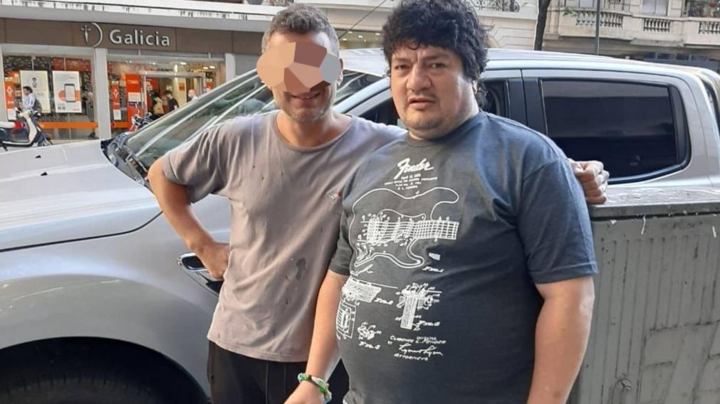 Así reapareció Pity Álvarez: sonrisa, kilos de más y "pucho" en mano.