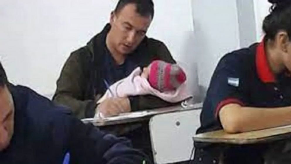 El bombero rindiendo el examen con su hija.