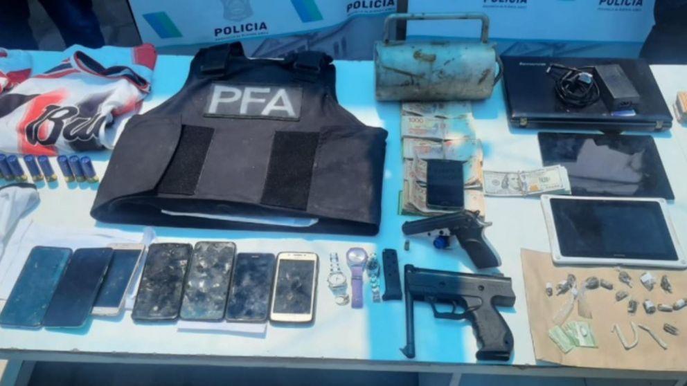 Parte de los objetos que fueron secuestrados por los investigadores.