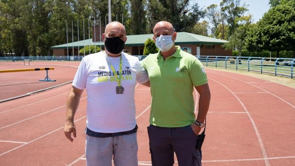 Emiliano Archetti, el corredor que sufrió un paro cardíaco, junto al doctor Juan Di Matteo, quien le salvó la vida (Gentileza: LaCapital).