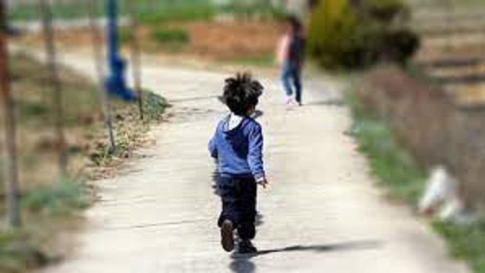 El pequeño gritó "¡Abu, abu!" y señaló hacia un punto fijo para indicar que podía ver el fantasma de su abuelo.